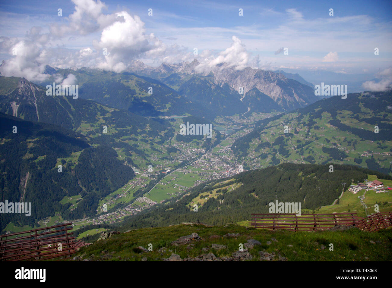 Luftbild: Schruns, Montafon, Vorarlberg, Oesterreich. Foto Stock