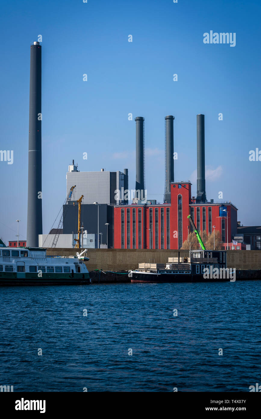 Ringiovanire una zona intorno a una potenza in disuso stabilimento lungo il porto di Copenaghen, Copenaghen, Danimarca Foto Stock