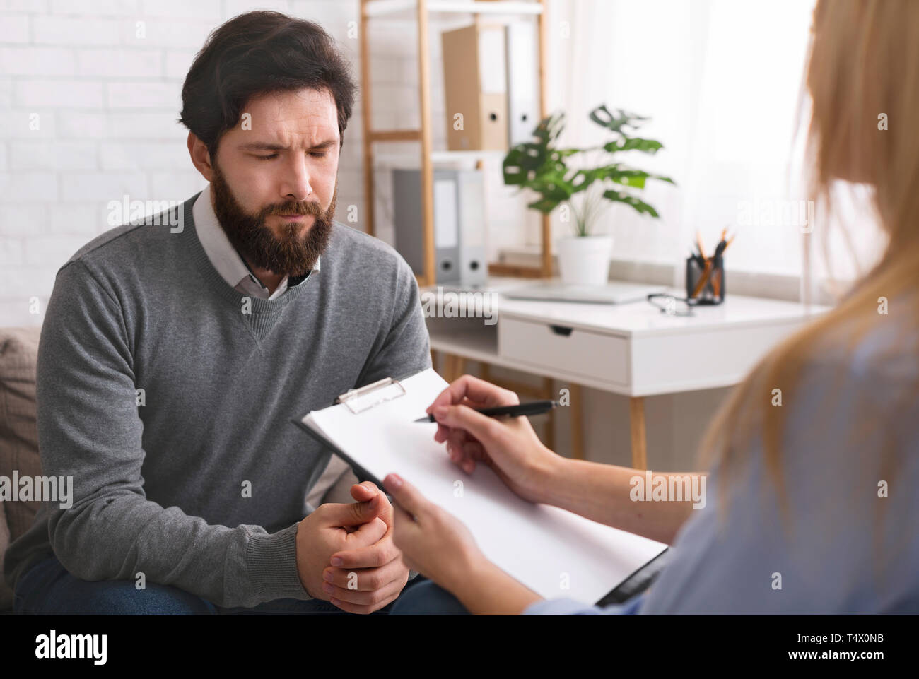 Ha sottolineato l'uomo a parlare con uno psicologo per risolvere i suoi problemi personali Foto Stock