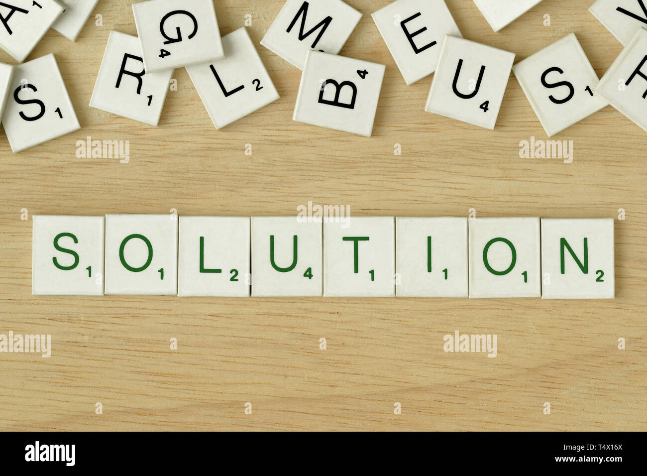 La soluzione di parola scritta con il gioco SCRABBLE lettere Foto Stock