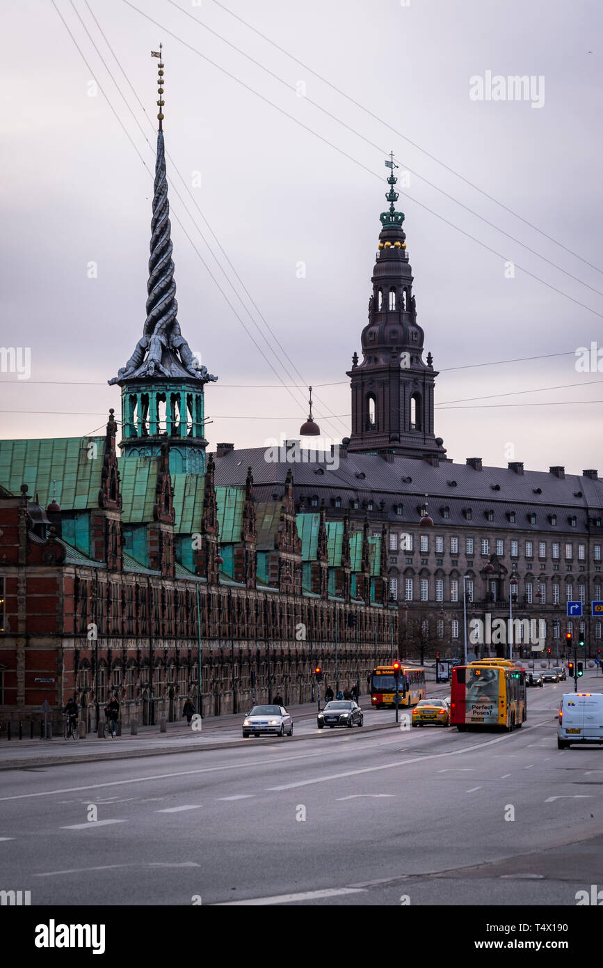 Le guglie del palazzo della Borsa e il Palazzo Christiansborg, Copenhagen,  Danimarca Foto stock - Alamy