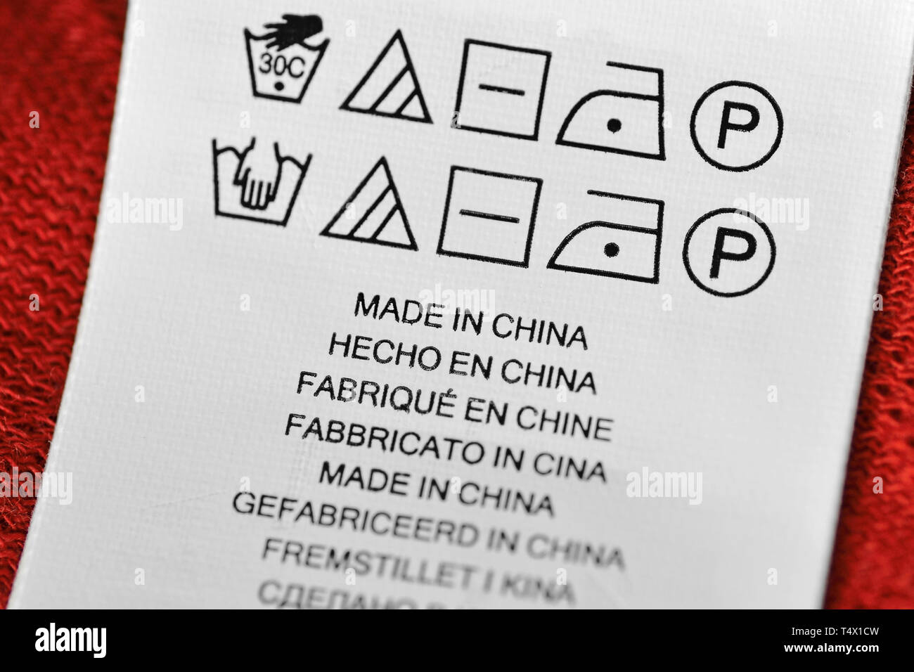 Fabbricato in Cina etichetta con istruzioni per il lavaggio Foto Stock