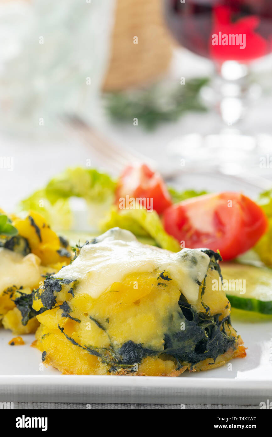 Primo piano di un spinaci patate gratinate Foto Stock