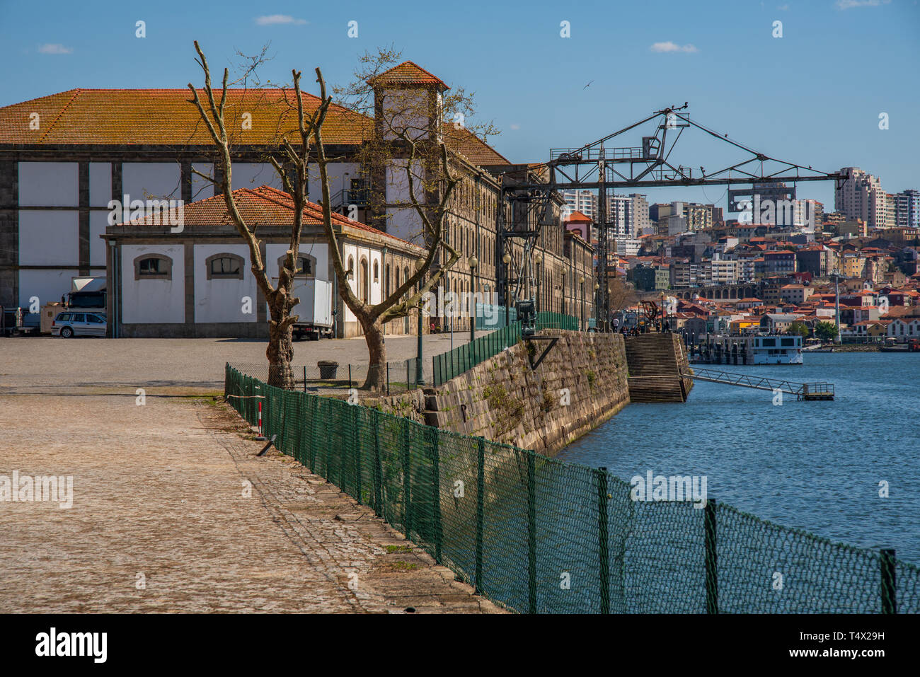 La vista dell'edificio dell'alfandega, usato come dogana, è ora utilizzato come centro congressi ed esposizioni nel centro di Porto Foto Stock