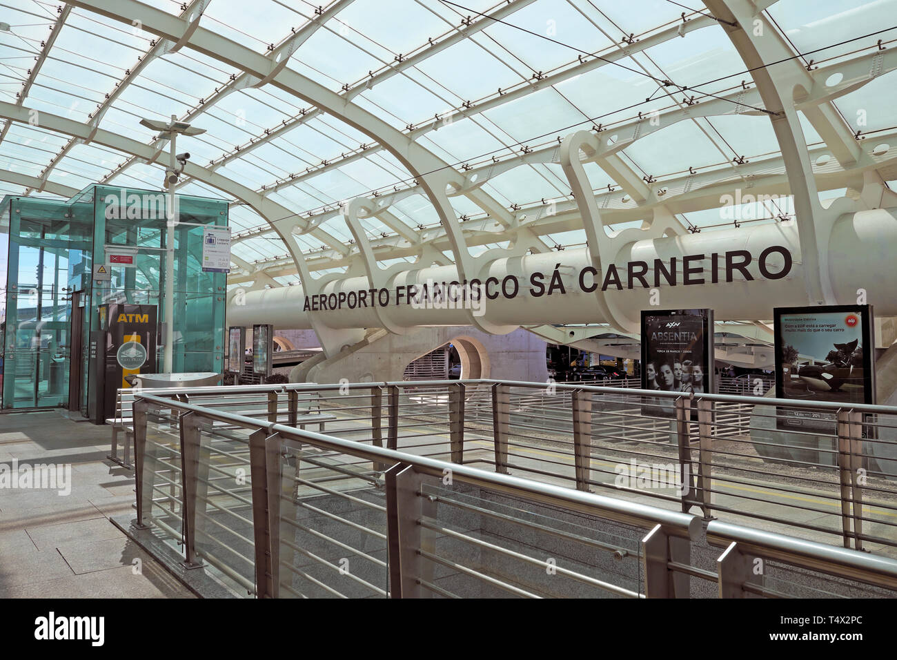 Un passaggio coperto che conduce alla metropolitana e ferroviaria di collegamenti di trasporto in aeroporto Francisco Sa Carneiro in Porto Portogallo UE KATHY DEWITT Foto Stock