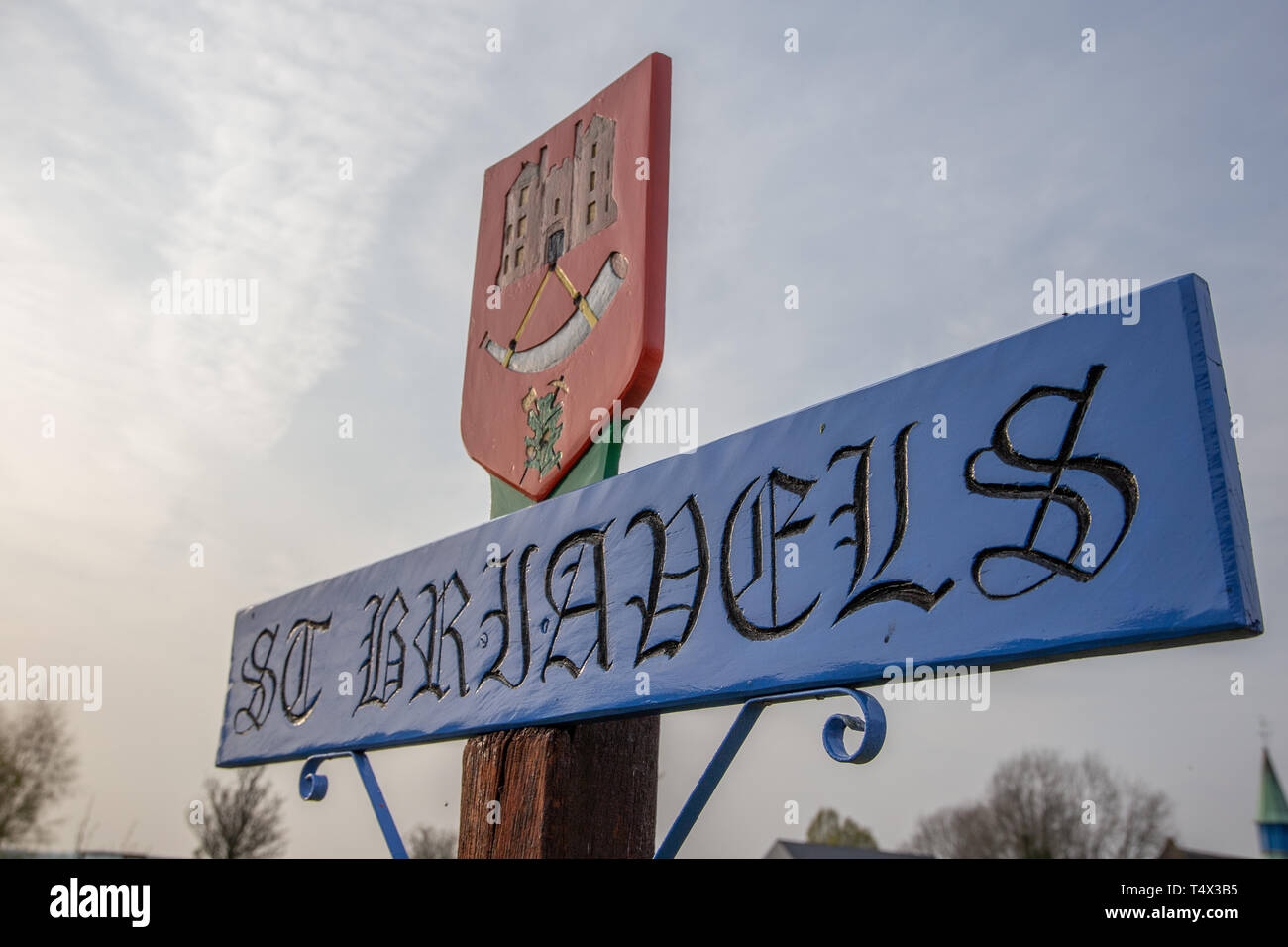 St Briavels ornati in segno di villaggio sulla B4228 Foto Stock