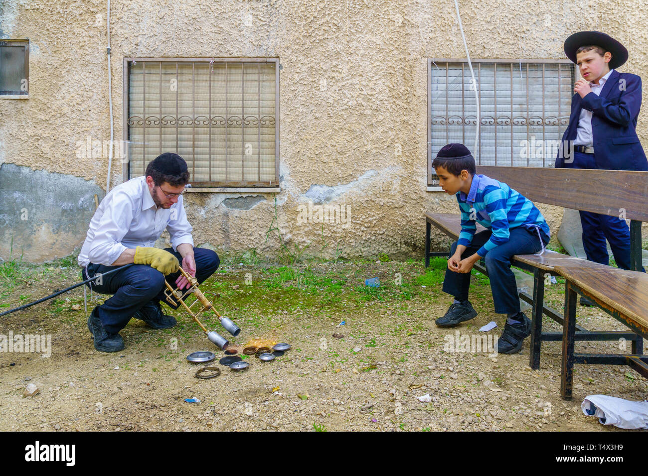 Haifa, Israele - 16 Aprile 2019: Ultra-ebrei ortodossi eseguire Hagalah come parte della preparazione per la Pasqua. Immergendo utensili in acqua bollente (e s Foto Stock