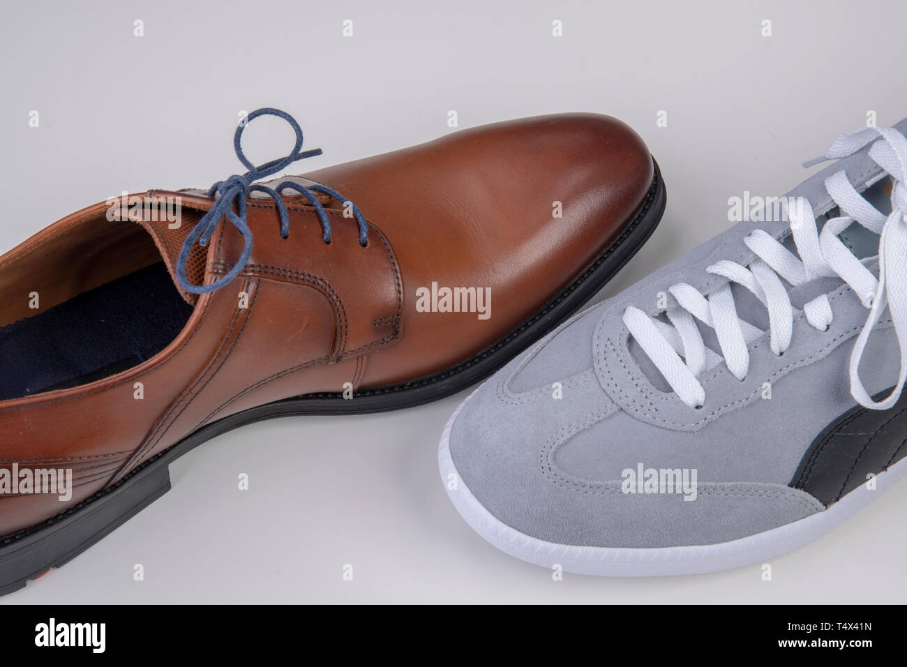 Business calzatura contro allentato sneaker - sciolto del mondo degli affari Foto Stock
