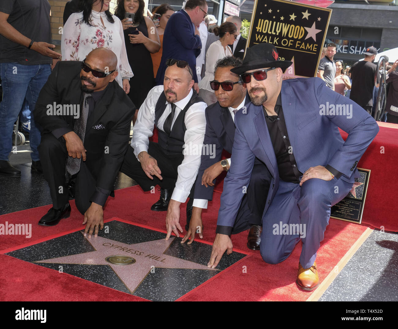 Aprile 18, 2019 - Los Angeles, California, Stati Uniti - B-Real, DJ Muggs, Sen Dog, Eric Bobo di Cypress Hill assistere ad una cerimonia in cui sono onora con una stella sulla Hollywood Walk of Fame nella categoria di registrazione a Los Angeles. (Credito Immagine: © Ringo Chiu/ZUMA filo) Foto Stock