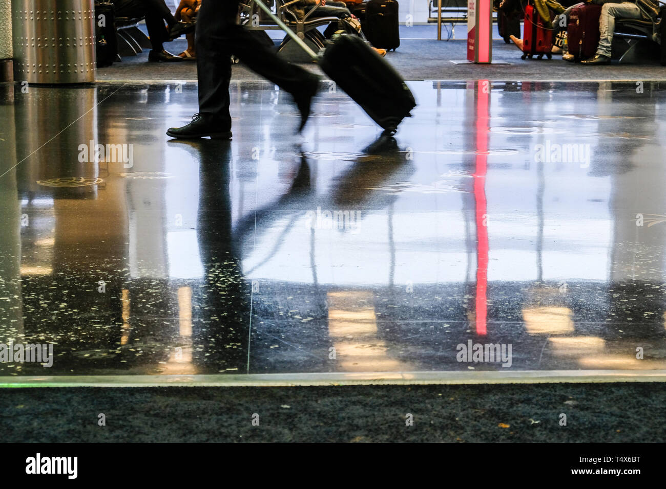 Immagini sfocate di viaggiatori a piedi in aeroporto e persone in area di attesa Foto Stock