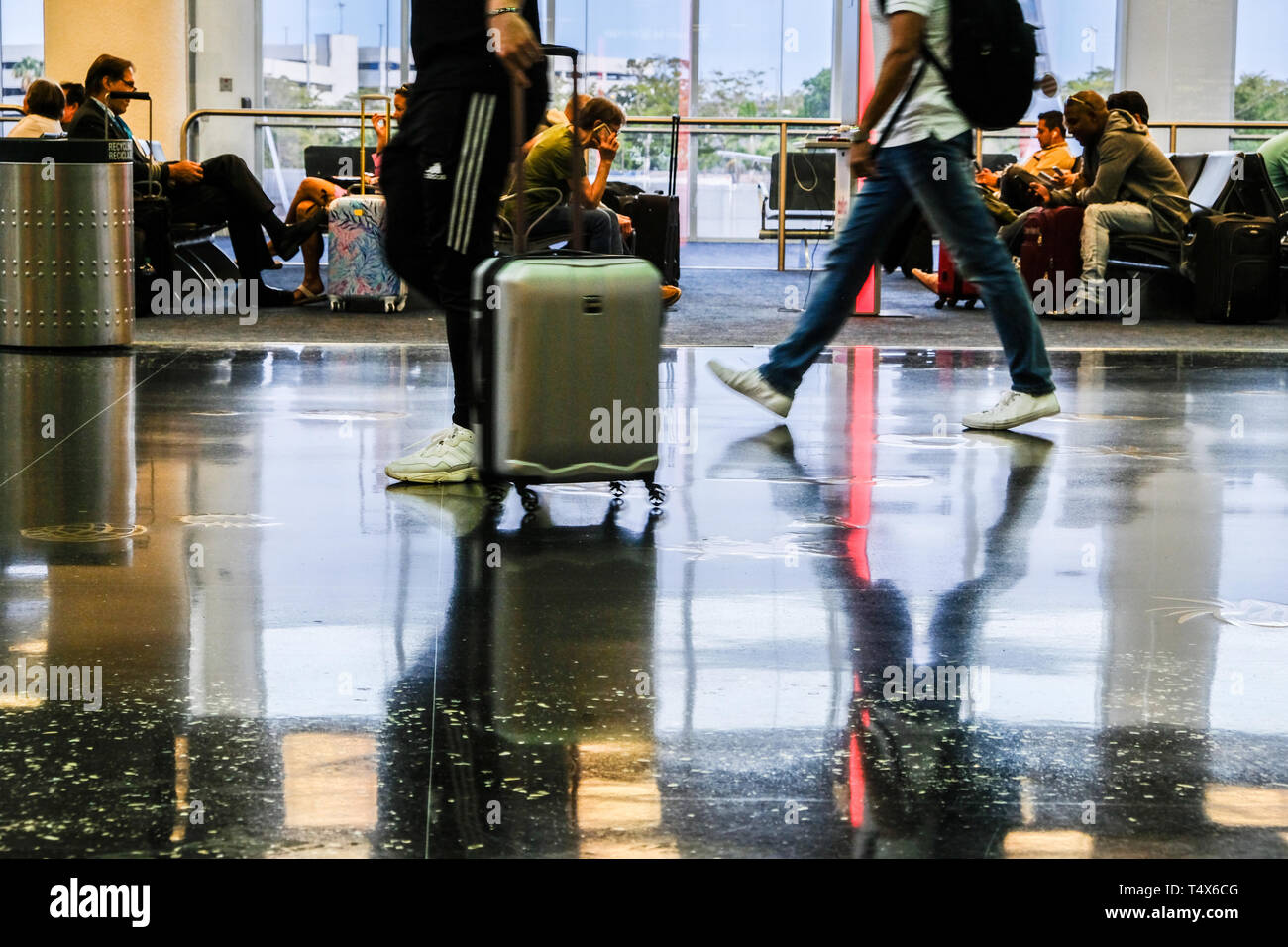 Immagini sfocate di viaggiatori a piedi in aeroporto e persone in area di attesa Foto Stock