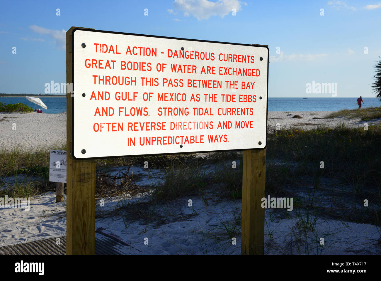 Un prominente e grande cartello sulla spiaggia spiega i pericoli di nuoto a causa della marea azione in Boca Grande, FL, Gasparilla Island Foto Stock