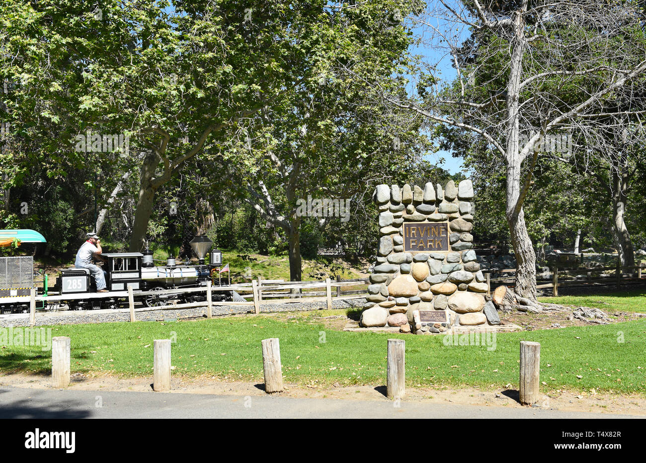 Arancione, CALIFORNIA - 18 Aprile 2019: l'Irvine Railroad miniatura treno passa dalla dedizione marcatore in Irvine Parco Regionale. Foto Stock