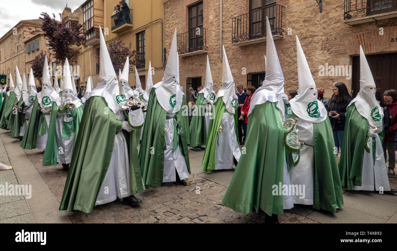 ZAMORA, Spagna - 18 Aprile 2019: Processione della Virgen de la Esperanza (Vergine della speranza) Fraternità il Giovedì Santo attraverso le strade della sua Foto Stock