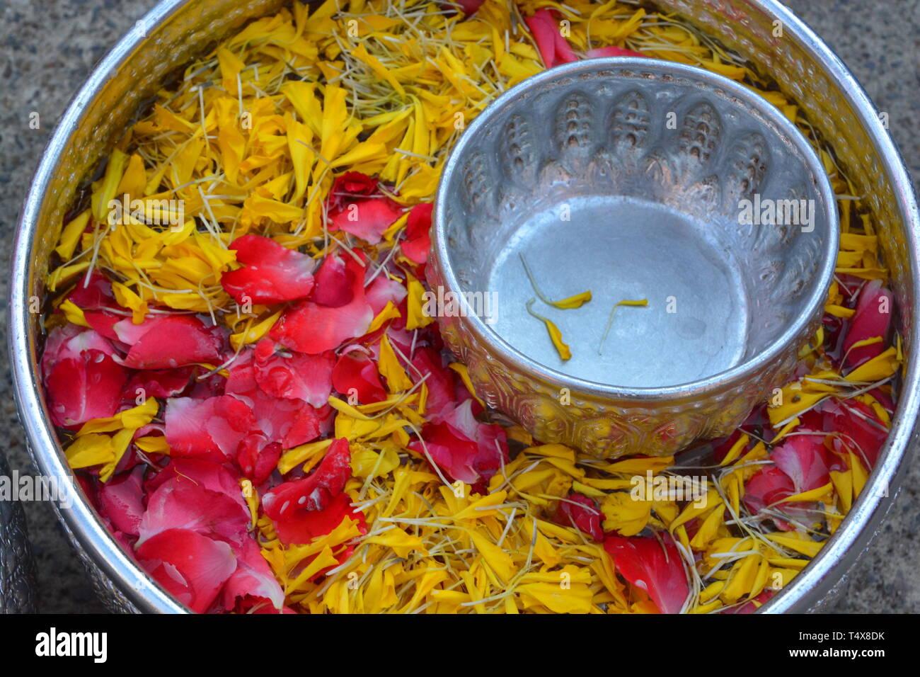 L'acqua nel recipiente mescolato con profumo e fiori, Songkran festival in Thailandia. Foto Stock