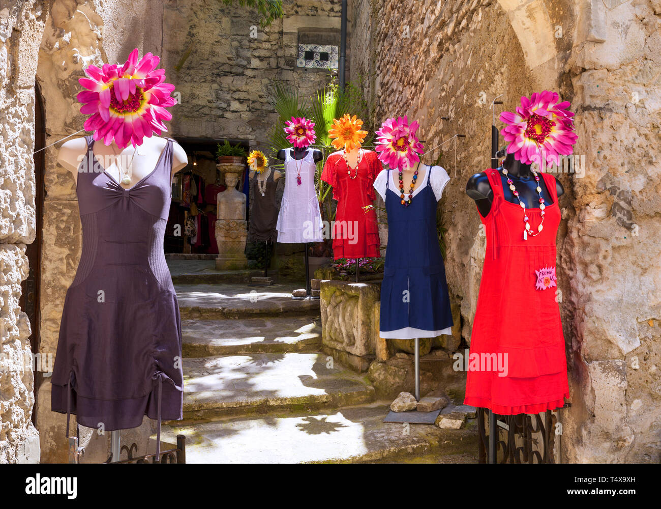 Le Baux, PROVENZA / Francia   Giugno 2013: un display a colori di moda presso un negozio di abbigliamento nella pittoresca cittadina di Le Baux non lontano da Avignone. Foto Stock