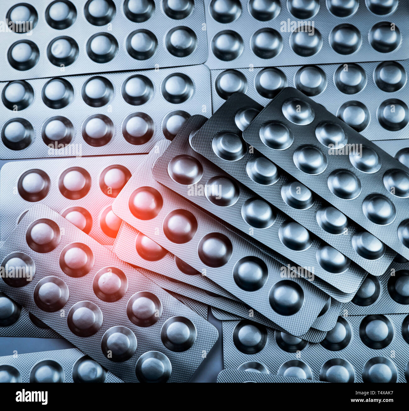 Pila di compresse pillole in confezione blister. Confezionamento in industria farmaceutica. Prodotto di farmacia. La scelta del farmaco in ospedale. Global farmaco concetto di mercato. Foto Stock