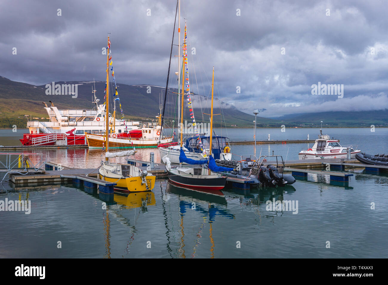 Porto di Akureyri, la capitale del Nord Islanda, vista con Elding Whale Watching barca Holmasol Foto Stock