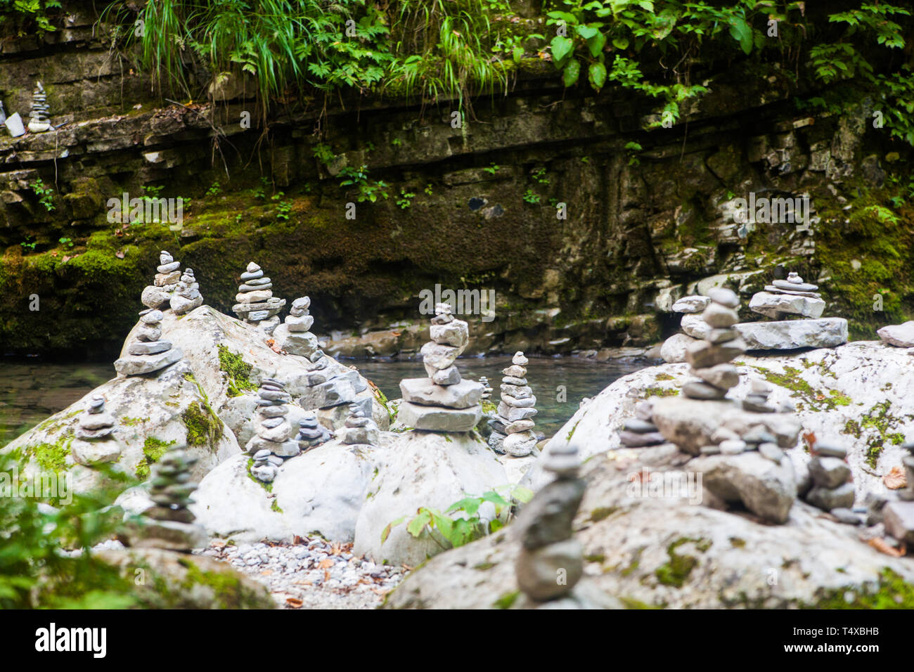 Pile di rocce chiamato cairns sulla riva del torrente Foto Stock