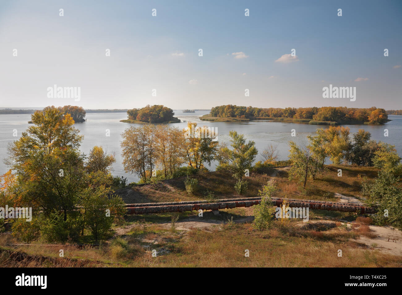 Isole sul fiume Dnieper, pipeline attraverso il fiume, paesaggio autunnale Foto Stock