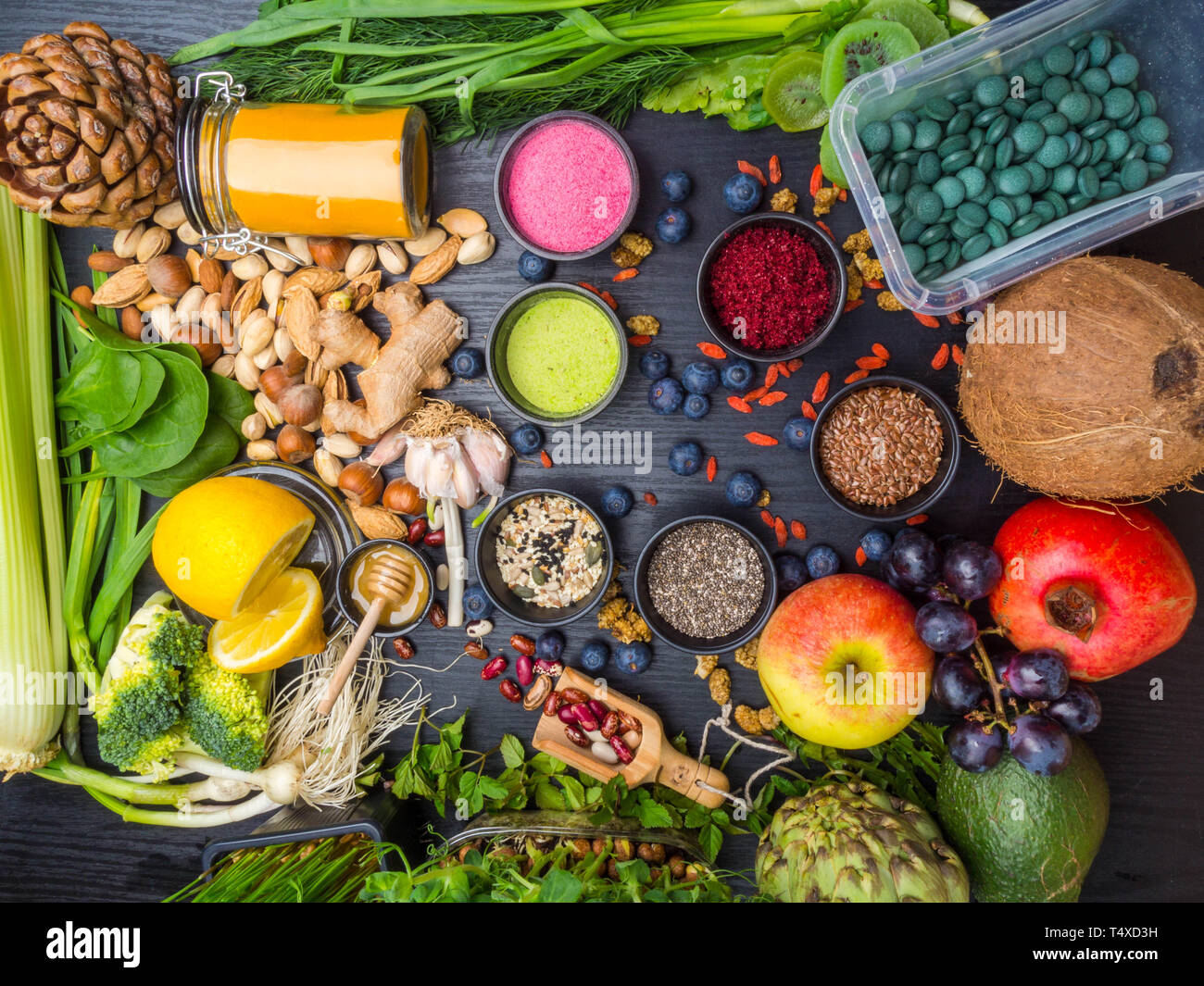 Dieta e nutrizione, super Organica Vegana uno stile di vita sano concetto. Massa spirulina alghe compresse o pillole, superfoods su un tavolo di legno. laici piatta Foto Stock