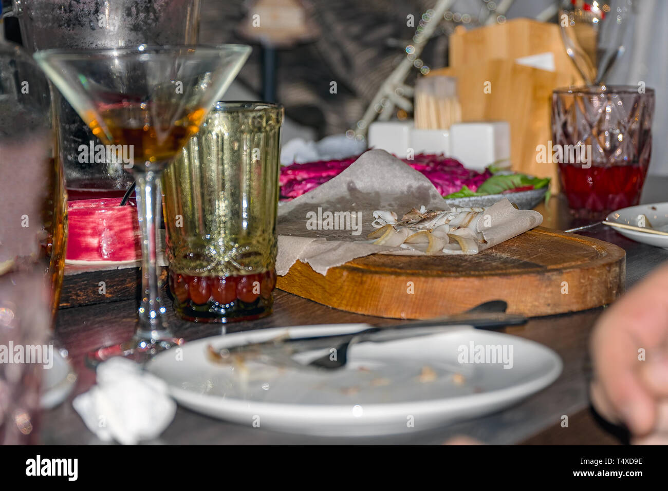 Disordinata tavolo sporco dopo essere partito Foto stock - Alamy