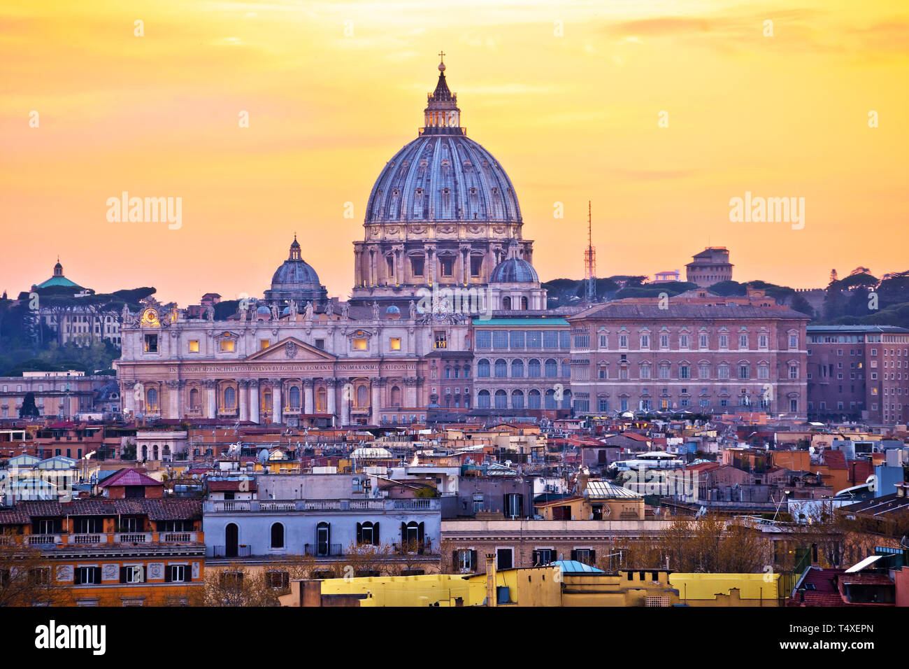 La Basilica Papale di San Pietro in Vaticano vista al tramonto, Roma luoghi nella città capitale d'Italia Foto Stock