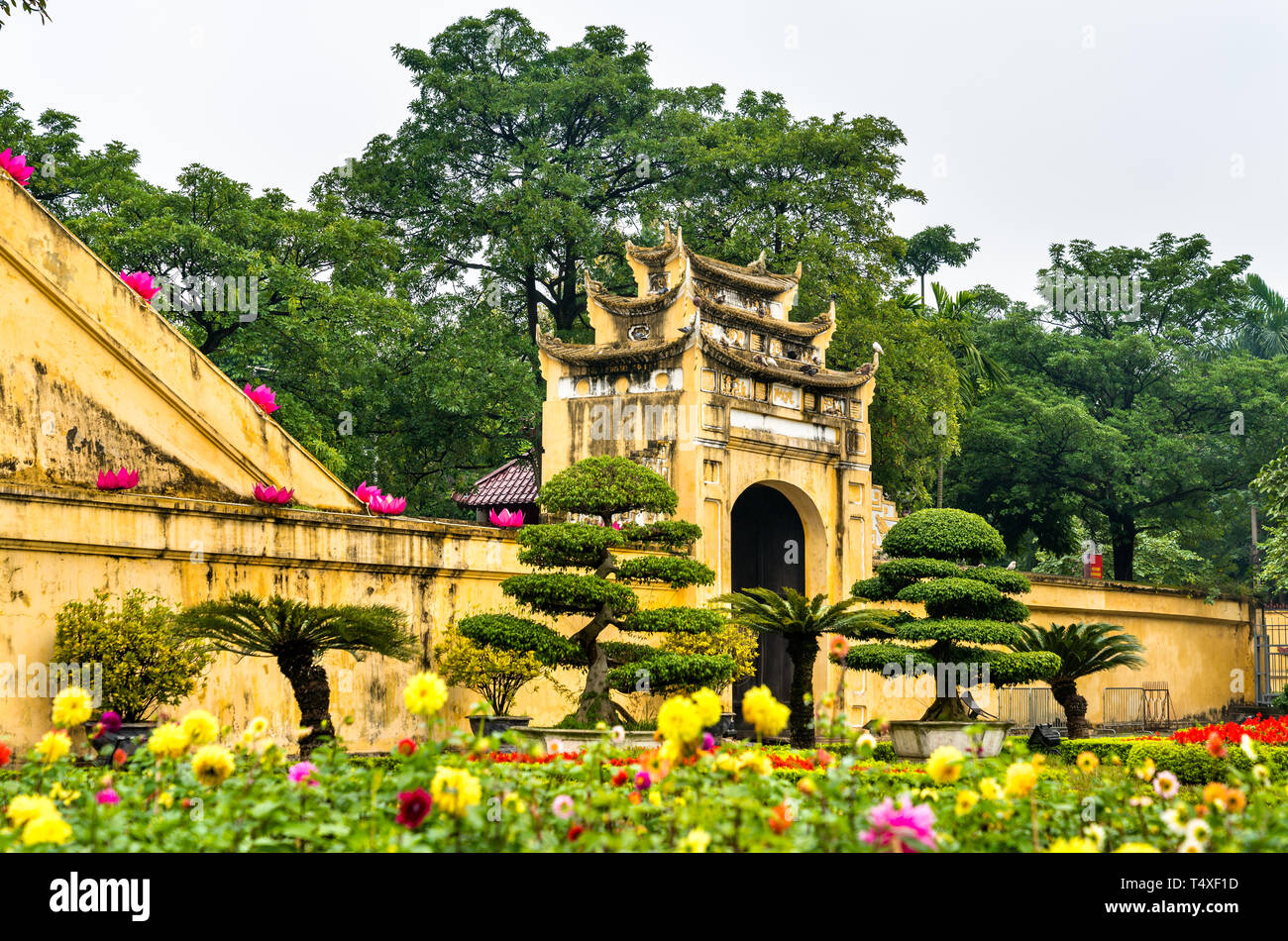 Doan Mon, il cancello principale di Thang Long cittadella imperiale di Hanoi, Vietnam Foto Stock