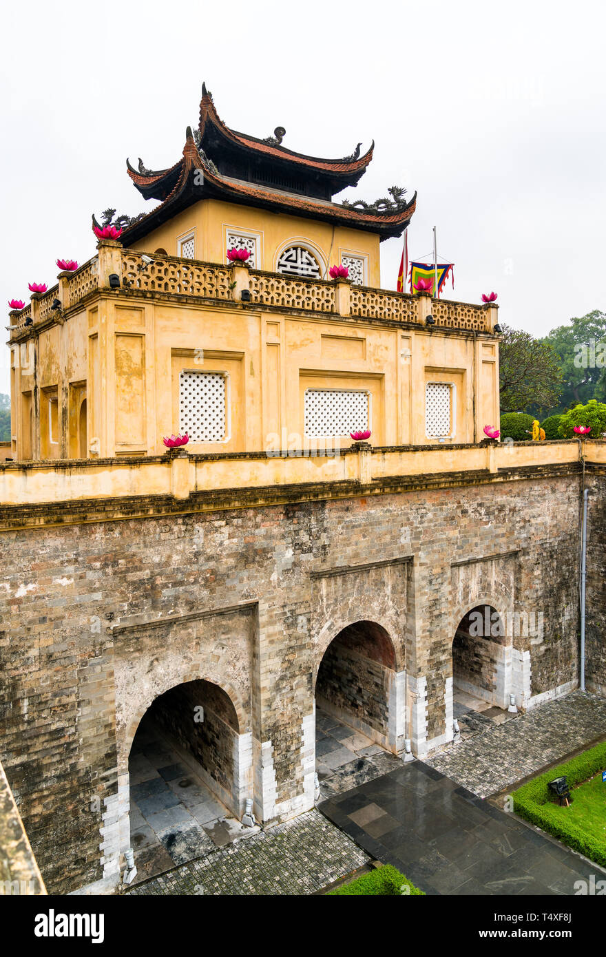 Doan Mon, il cancello principale di Thang Long cittadella imperiale di Hanoi, Vietnam Foto Stock