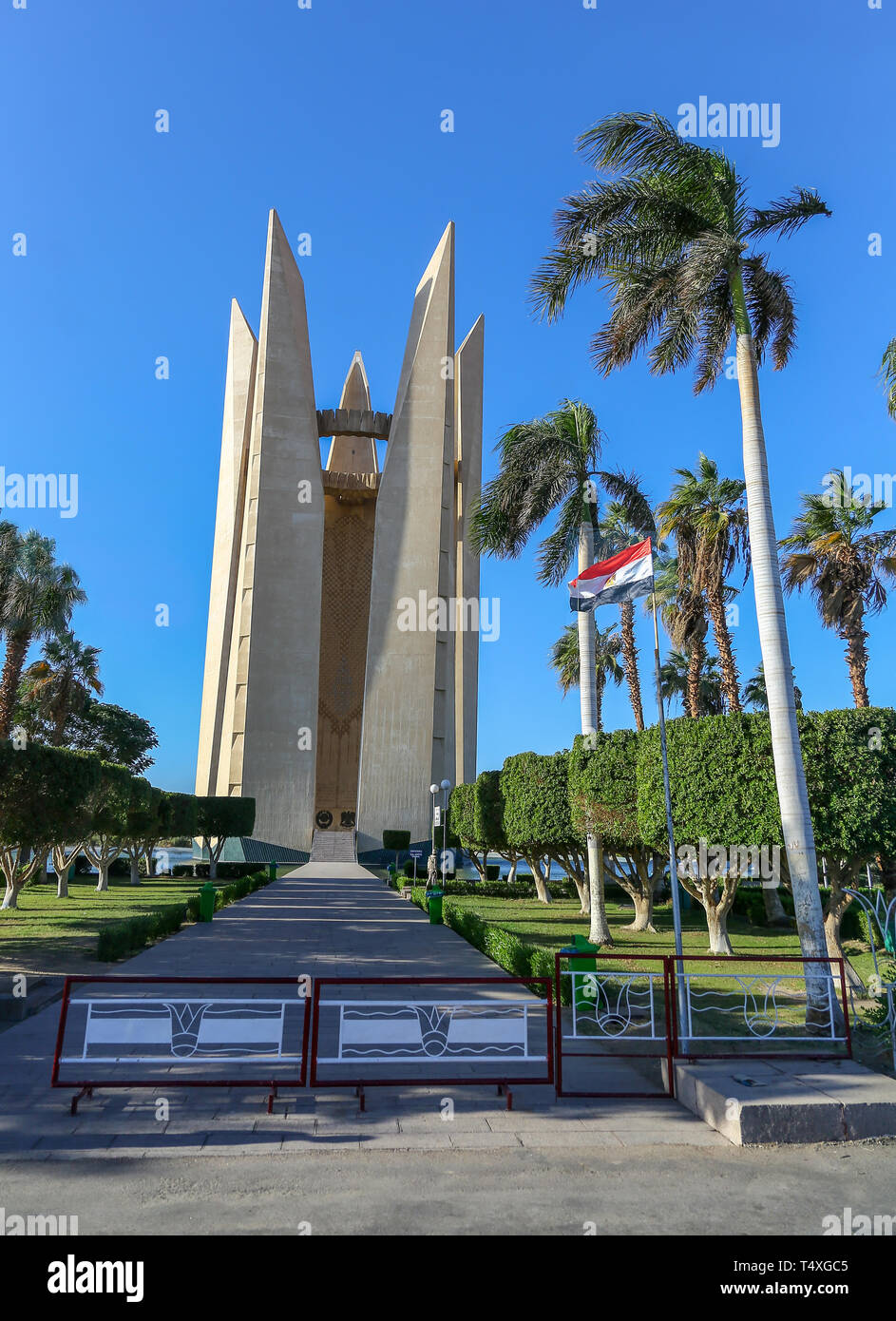 Il 'Lotus Flower' torre, l'Amicizia Egyptian-Russian monumento, commemorando il completamento della diga di Assuan, lago Nasser, Egitto, Africa Foto Stock