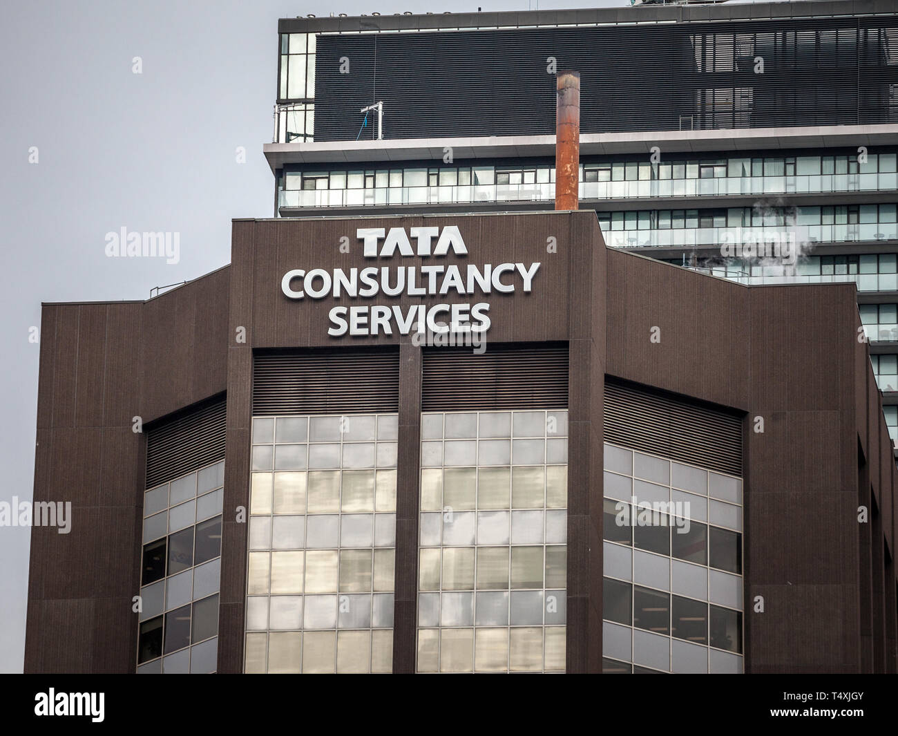 TORONTO, Canada - 13 novembre 2018: Tata Consultancy Services logo sul loro ufficio di Ottawa, Ontario. Parte del gruppo Tata, questo indian corporation i Foto Stock