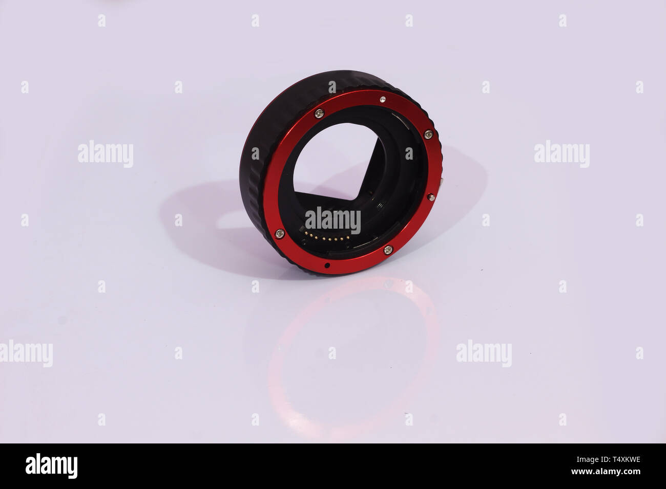 Macro tubo di estensione rosso con sfondo bianco isolato Foto Stock