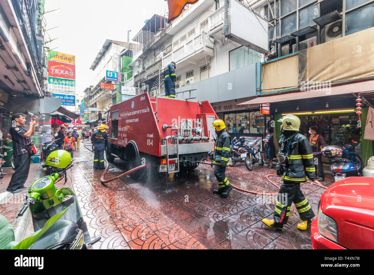 Bangkok, Tailandia - 31 Gennaio 2019: Vigili del Fuoco di frequentare un incendio in Chinatown. Gli incendi sono potenzialmente molto pericolosa a causa della prossimità Foto Stock