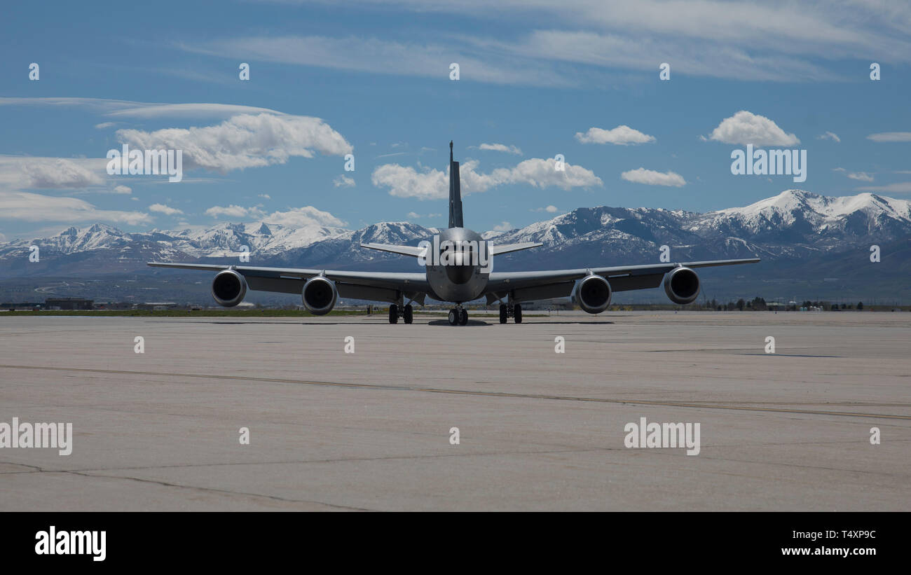 Una KC-135R Stratotanker assegnato all'151st Air Refuelling Wing, il ritorno a casa di Roland R. WRIGHT Air National Guard Base, Salt Lake City, Utah, 17 aprile 2019. L'equipaggio ha recuperato il velivolo, che stava ricevendo la manutenzione non programmata, da Ramstein Air Base, Germania. (U.S. Air National Guard foto di Tech. Sgt. John Winn) Foto Stock