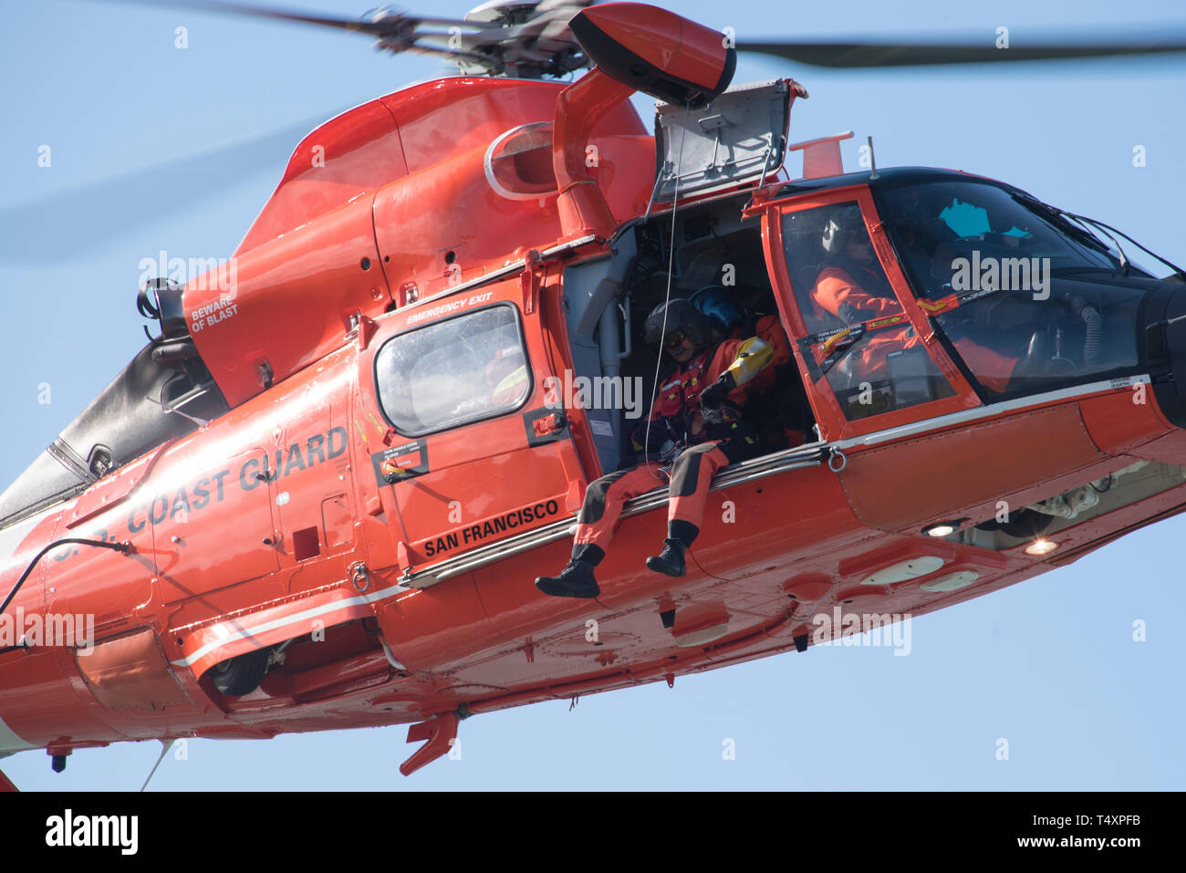 Equipaggio di membri da guardia costiera Stazione aria San Francisco preparare per condurre una superficie verticale rupe formazione di salvataggio a Mori punto in Pacifica, California, 16 aprile 2019. Equipaggio membri treno costantemente per garantire che esse siano sempre pronti a svolgere efficacemente ad alto rischio di salvataggio lungo le scogliere non sicuri della California. Stati Uniti Coast Guard foto di Sottufficiali di seconda classe Giordania Akiyama. Foto Stock