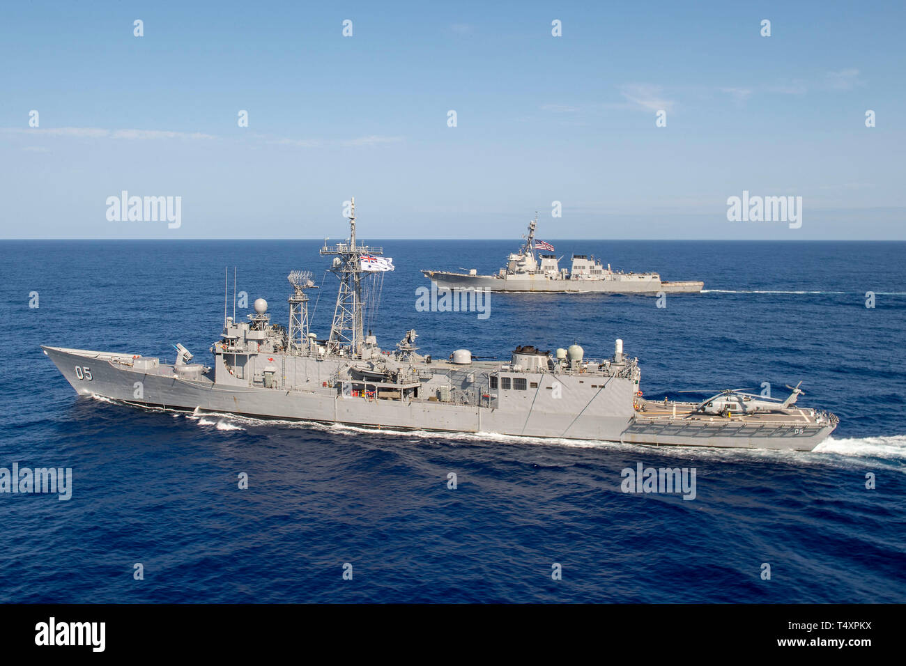 190418-N-UI104-0490 Mare delle Filippine (18 aprile 2019) La Arleigh Burke-class guidato-missile destroyer USS Preble (DDG 88) e il sito ufficiale della Royal Navy Adelaide-class guidato-missile frigate HMAS Melbourne (FFG 05) transito in formazione durante una cooperativa di distribuzione. Preble e Melbourne partecipano in una distribuzione di cooperazione al fine di migliorare le capacità di marittimi tra i partner. Preble è distribuito negli Stati Uniti il 7 flotta area di operazioni a sostegno della sicurezza e della stabilità nella regione Indo-Pacifico. (U.S. Foto di Marina di Massa lo specialista di comunicazione 1a classe Bryan Niegel/R Foto Stock