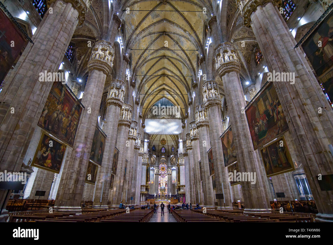 Interno del Duomo di Milano, la chiesa Cattedrale di Milano, Italia. È la quarta chiesa più grande del mondo. Foto Stock