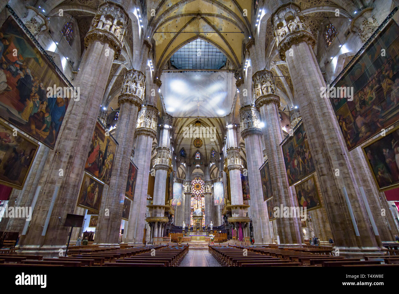 Interno del Duomo di Milano, la chiesa Cattedrale di Milano, Italia. È la quarta chiesa più grande del mondo. Foto Stock