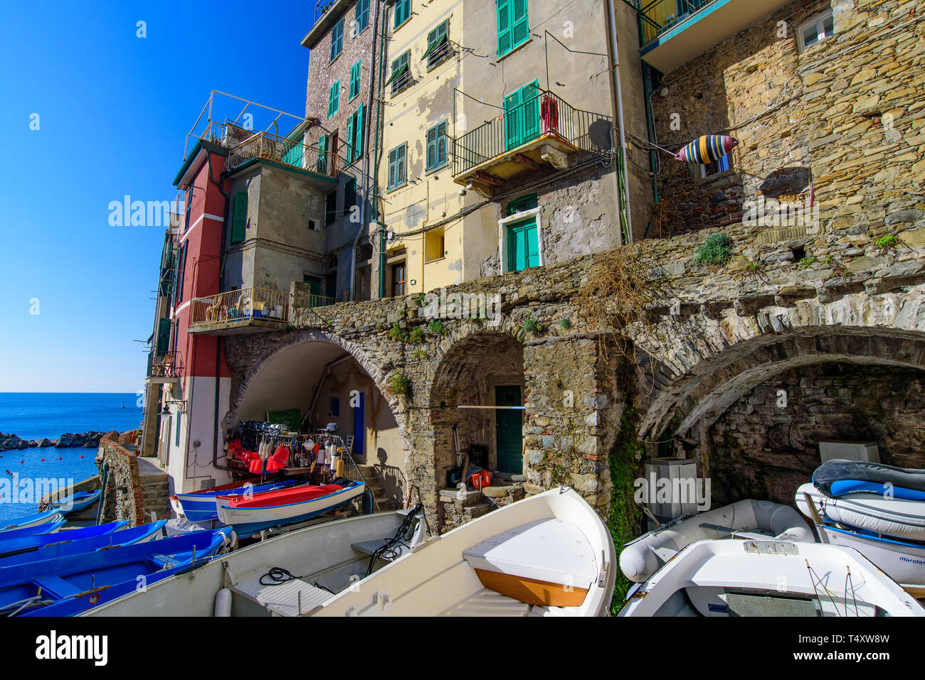 Riomaggiore, uno dei cinque borghi mediterranei in Cinque Terre, Italia, famosa per le sue case colorate Foto Stock