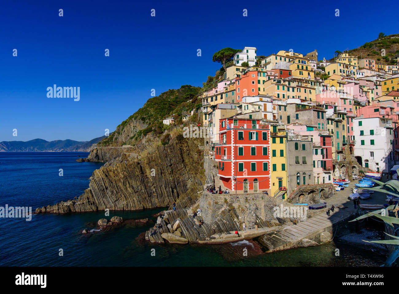 Riomaggiore, uno dei cinque borghi mediterranei in Cinque Terre, Italia, famosa per le sue case colorate Foto Stock