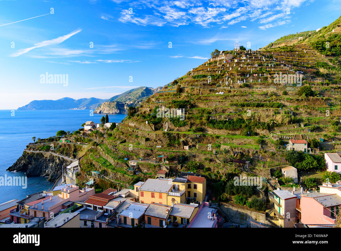Manarola, uno dei cinque borghi mediterranei in Cinque Terre, Italia, famosa per le sue case colorate e del porto Foto Stock