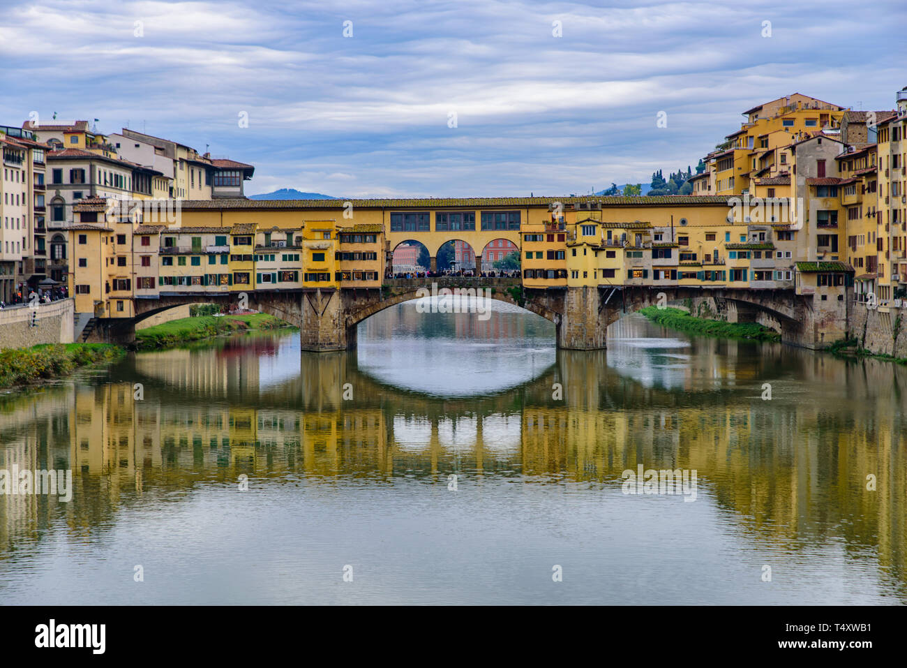 Ponte Vecchio, un medievale ponte in pietra con negozi su di esso, Firenze, Italia Foto Stock