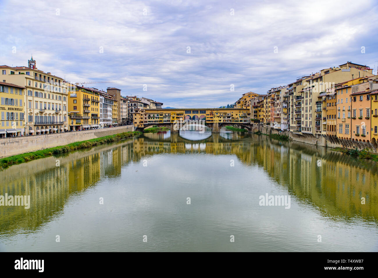 Ponte Vecchio, un medievale ponte in pietra con negozi su di esso, Firenze, Italia Foto Stock