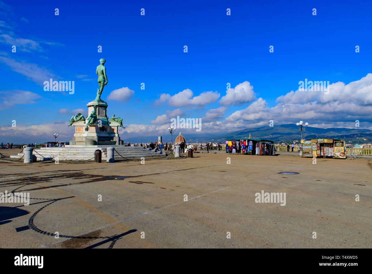 Piazzale Michelangelo (Piazzale Michelangelo) con la statua di bronzo del David, la piazza con vista panoramica di Firenze, Italia Foto Stock