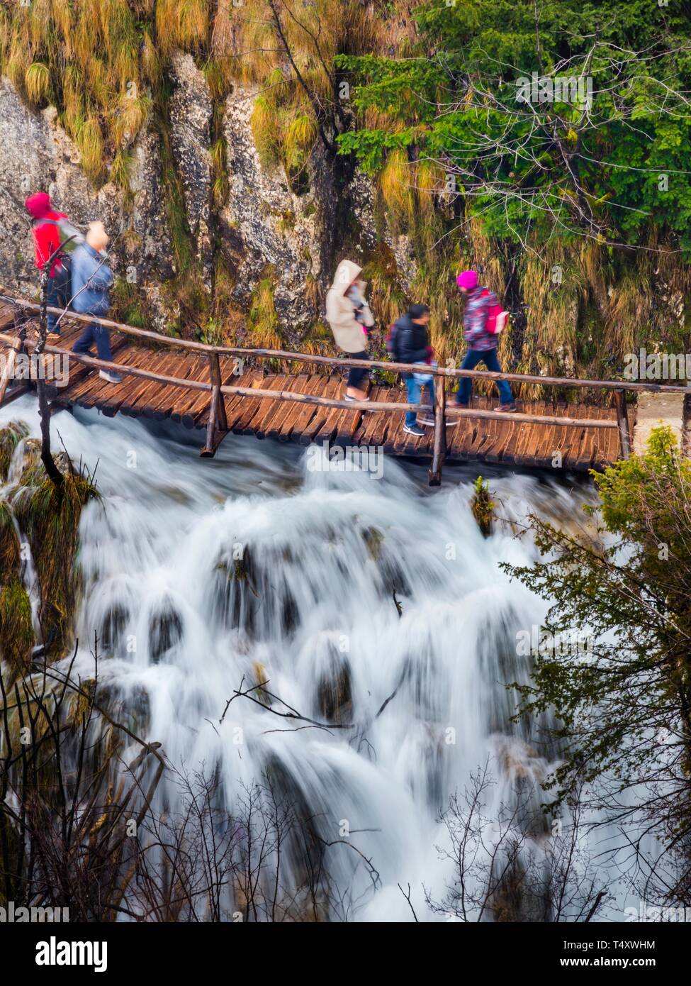Laghi di Plitvice in Croazia Plitvicka jezera flusso d'acqua dolce flusso d'acqua corrente fluente flusso d'acqua Foto Stock