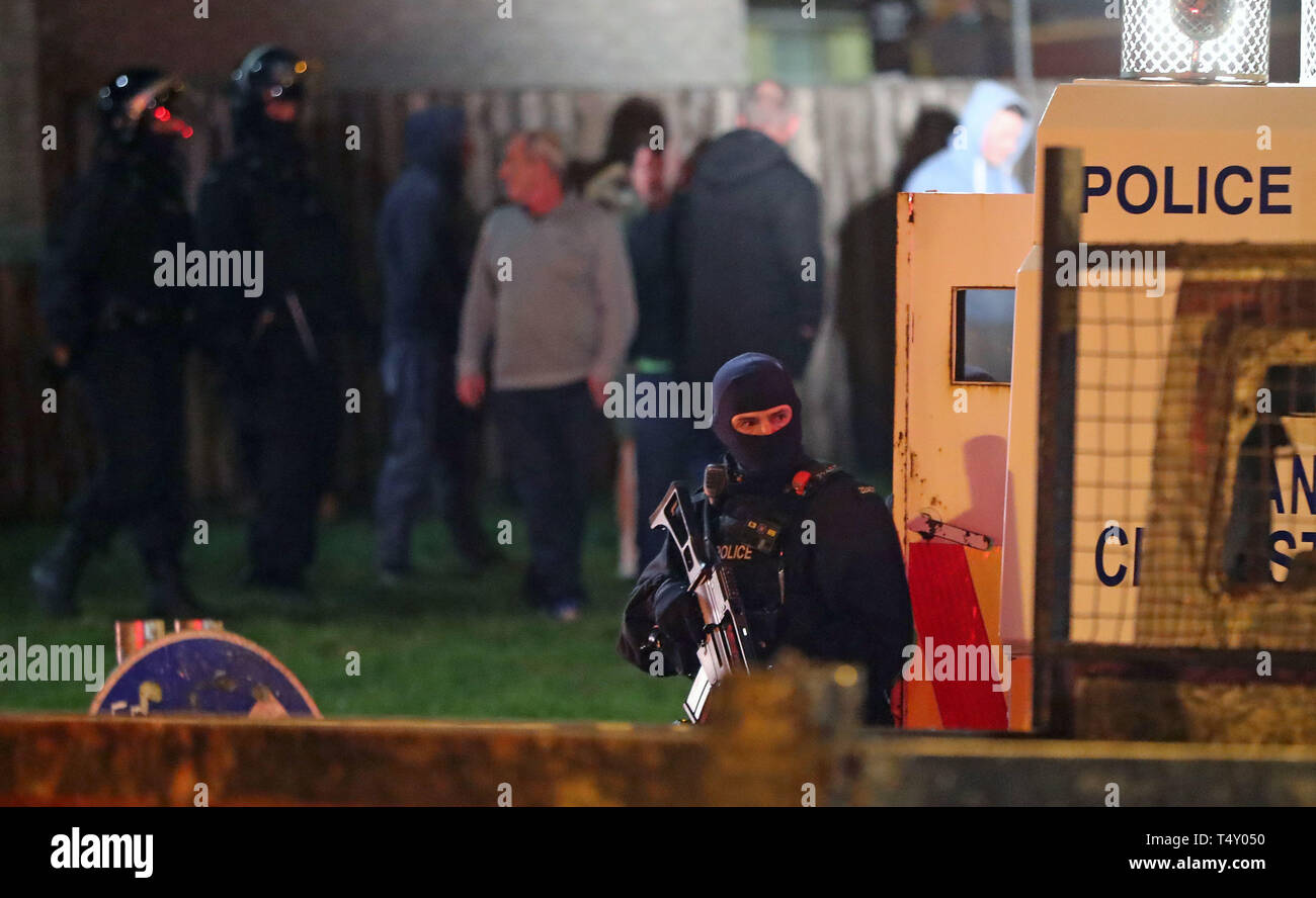 Polizia armata alla scena di disordini in Creggan, Londonderry. Foto Stock