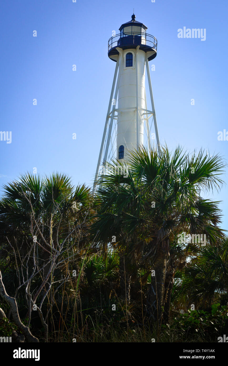 Palme e erbe costiere circondano il faro vittoriano noto come il Gasparilla Island Lighthouse in Boca Grande, FL Foto Stock