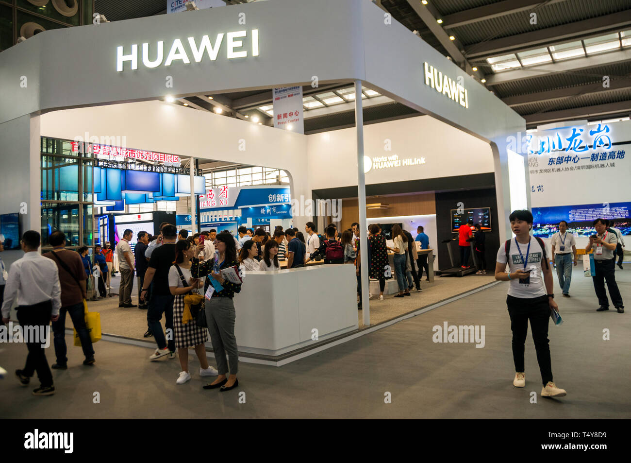 Huawei display nella sala principale del 2019 China International Technology Expo che si terrà a Shenzhen. Foto Stock