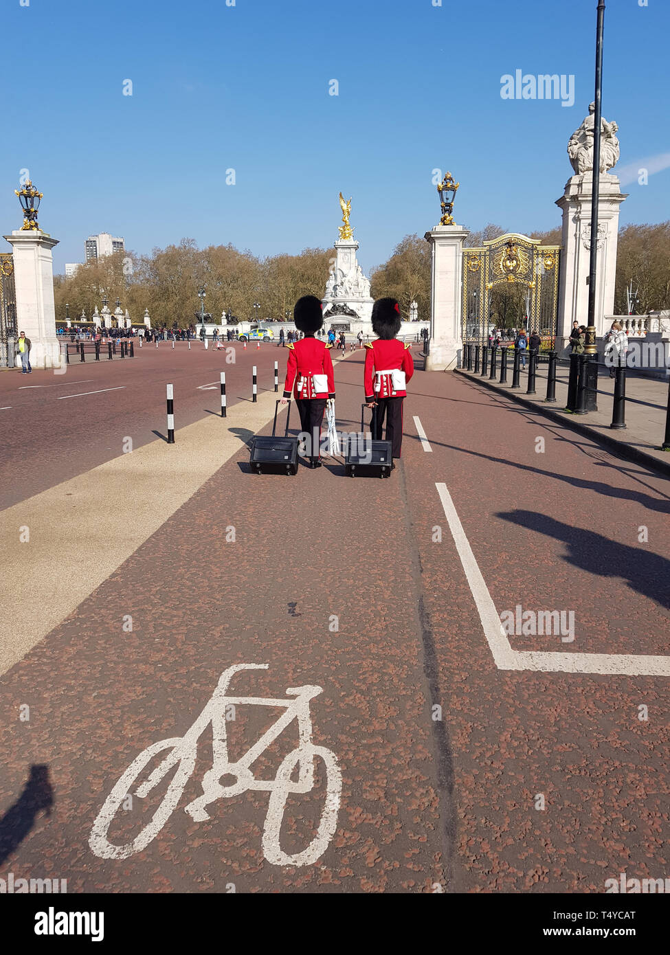 Londra, Regno Unito, Aprile 14th, 2019. Due uomini della Regina della Guardia proveniente da Buckingham Palace con i loro bagagli Foto Stock