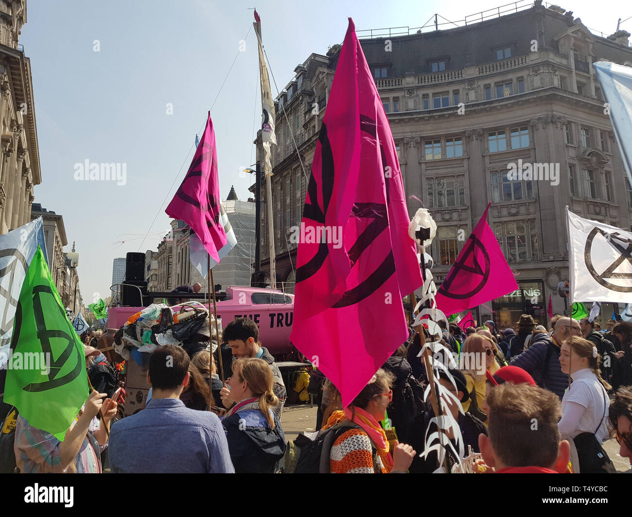 Londra, Regno Unito, 15 Aprile 2019:- estinzione della ribellione manifestanti blocco in Oxford Circus in centro a Londra per protestare contro la corrente environmenta Foto Stock